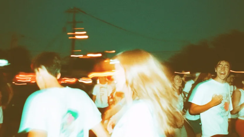 Tłum rozentuzjazmowanych studentów podczas koncertu na wydarzeniu Juwenalia Lublin 2025, kolorowe światła sceniczne, atmosfera festiwalowa.