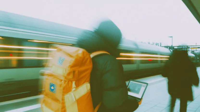 Student z plecakiem na peronie europejskiego dworca kolejowego przygotowujący się do wyjazdu na program Erasmus+