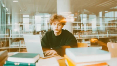 Student analizujący system punktów ECTS podczas nauki na uniwersytecie