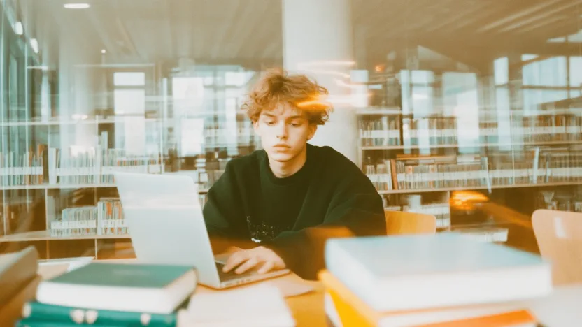 Student analizujący system punktów ECTS podczas nauki na uniwersytecie