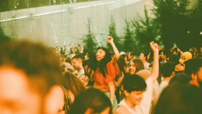 juwenalia warszawa 2025 - tłum studentów na koncercie podczas wieczornego festiwalu muzycznego z widocznymi flagami uczelni warszawskich
