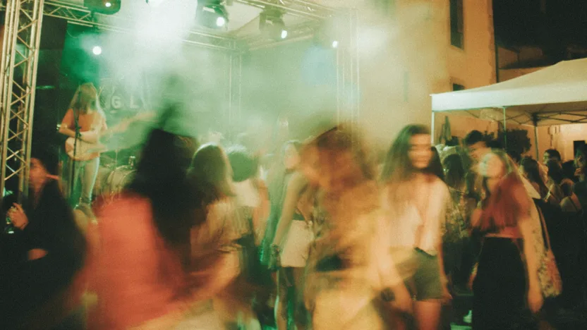 Juwenalia Białystok 2025 - studenci bawiący się podczas koncertu na głównej scenie festiwalowej na kampusie Politechniki Białostockiej z kolorowymi światłami i efektami scenicznymi