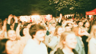 juwenalia wrocław 2025 - tłum studentów bawiących się podczas koncertu na Polach Osobowickich wieczorem