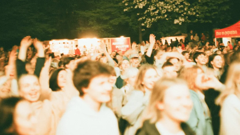 juwenalia wrocław 2025 - tłum studentów bawiących się podczas koncertu na Polach Osobowickich wieczorem