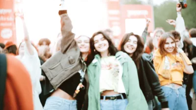 Lublinalia 2025 - studenci bawią się na plenerowym festiwalu muzycznym w parku Rusałka w Lublinie, kolorowe światła sceniczne, energetyczna atmosfera