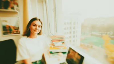 Rekrutacja na studia - studentka wypełniająca dokumenty aplikacyjne na laptopie