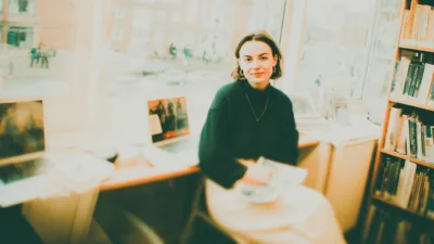 Jakie studia wybrać - studentka przeglądająca prospekty uczelni w bibliotece uniwersyteckiej