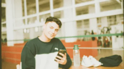 Sportano kod rabatowy - student sprawdzający zniżki studenckie w aplikacji Sportano