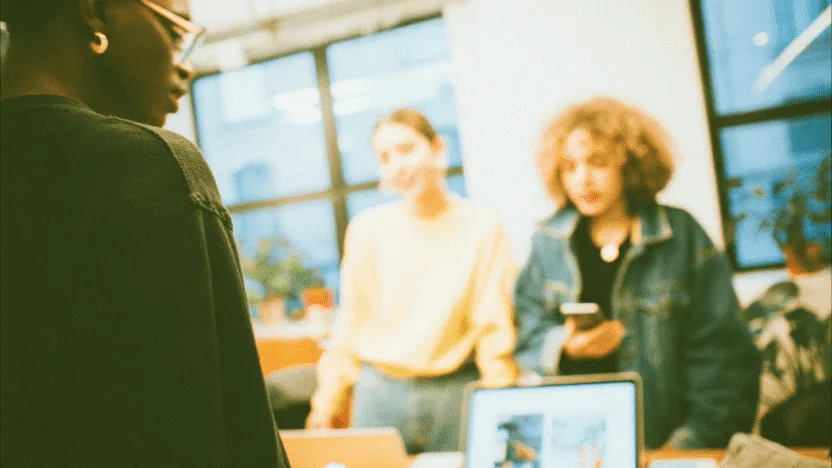 Marki które przyciąga Pokolenie Z - młodzi marketerzy analizujący trendy Gen Z w nowoczesnym biurze