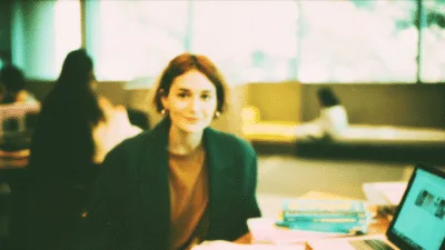 Streszczenie pracy licencjackiej - studentka pisze streszczenie w bibliotece uniwersyteckiej