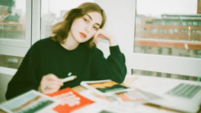 Wyniki matur CKE - szczęśliwa studentka sprawdzająca wyniki egzaminu maturalnego na telefonie