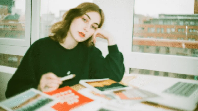 Wyniki matur CKE - szczęśliwa studentka sprawdzająca wyniki egzaminu maturalnego na telefonie