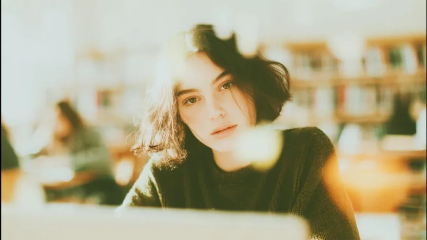 Gemini dla studentów - student korzystający z Google AI Pro na laptopie