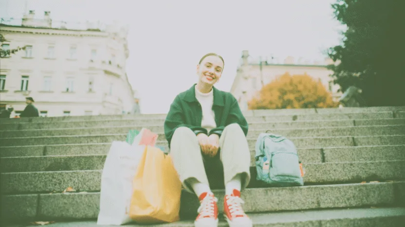 Converse Black Friday 2025 – studentka z kolorowymi trampkami Converse i torbami zakupowymi na kampusie