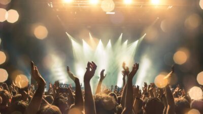 Outfit na festiwal: tłum pod sceną na festiwalu muzycznym