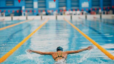 Medicover Sport obiekty i baseny - Osoba pływająca w basenie