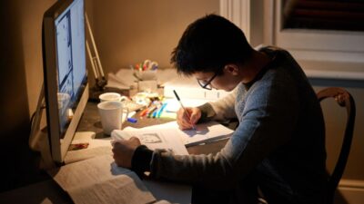 Jak zdać poprawkę w Kampanii Wrześniowej, student uczący się do egzaminu