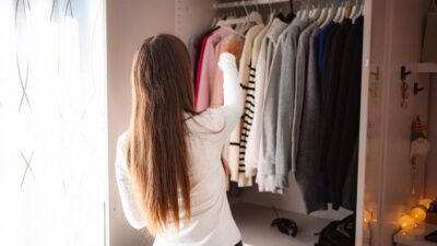 Outfit na uczelnię, studentka wybierająca ubrania na uczelnię