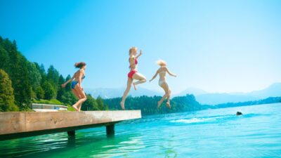 Tanie wyjazdy studenckie, studentki skaczą do wody na plaży
