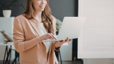 Gemini dla studentów - student korzystający z Google AI Pro na laptopie