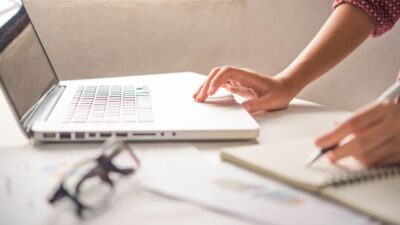 Alt: Stypendium socjalne 2026/2027, student wypełniający wniosek na laptopie