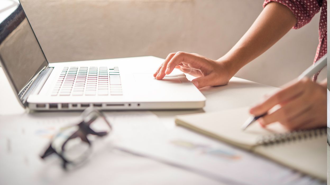 Google AI Plus dla studentów, studentka korzystająca z Gemini AI do nauki na laptopie